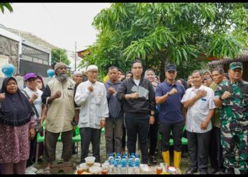 Usai Pimpin Gotong Royong, Rico Waas Serap Aspirasi Warga di Pinggir Sungai Sei Putih