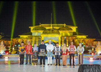 Tutup Gelar Melayu Serumpun, Rico Waas Menari Melayu Bersama Seluruh Pengisi Acara dan Pengunjung