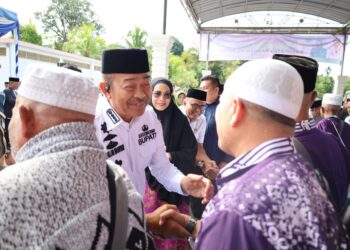 Bupati Madina Sambut Kepulangan Jemaah Haji Kloter 5 di Masjid Agung