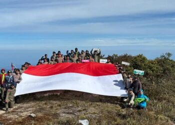 HUT ke 79 Bhayangkara Polda Aceh Bentangkan Bendera Merah Putih di Puncak Leuser