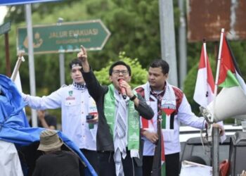 Aksi Bela Palestina Ketua DPRK Banda Aceh Melakukan Orasi Di Bundaran Simpang Lima