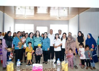 Ketua TP Posyandu Kabupaten Pakpak Bharat, Ny. Juniatry Franc Bernhard Tumanggor Tinjau Kegiatan Posyandu Metode ILP