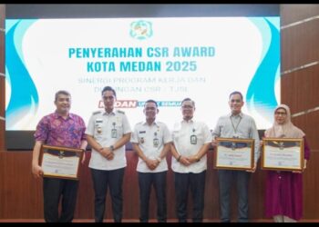 Rico Waas Beri Award Kepada Perusahaan Terbanyak Salurkan CSR