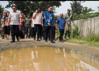 Rico Waas : Akan Segera Diperbaiki Jalan dan Lampu Penerangan yang Rusak