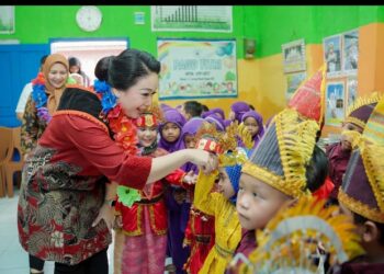 Wujudkan Indonesia Emas 2045, Airin Rico Waas Bantu Pertumbuhan dan Kecerdasan Anak Melalui Pemberian Makanan Tambahan