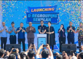Gebyar Pendidikan dan Kebudayaan, Rico Waas Serahkan Ijazah Program Tebus Ijazah dan Launching Regrouping Sekolah