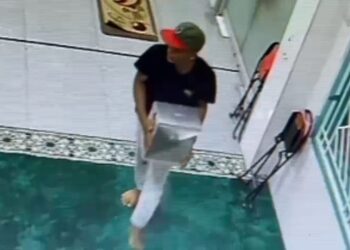 Aksi Pencurian Kotak Amal Masjid Al Falah Neusu Jaya Terekam CCTV