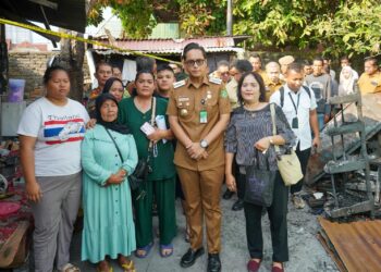 Rico Waas Salurkan Bantuan Logistik Kepada Korban Kebakaran di Kelurahan Kesawan