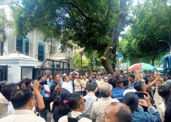 Buruh Diteror, Rumah Ketua KSBSI Dilempar Molotov! Pelaku Masih Bebas, Massa Geruduk DPRD Sumut