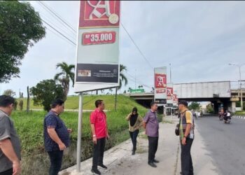 Lailatul Badri Desak Satpol PP Medan Bongkar Reklame Mini Bilboard di Jalan Letda Sujono