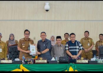Rico Waas Tanggapi Pemandangan Umum Fraksi Atas Ranperda Perubahan Perda KTR