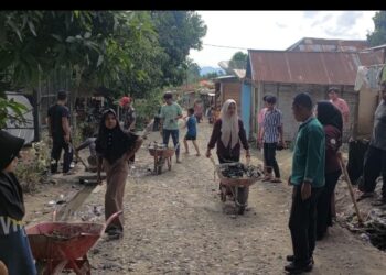 Mahasiswa KKN IPTS & Karang Taruna Hutabangun Madina membersihkan Jalan Lingkungan Desa