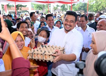 Gubernur Sumut Bobby Nasution Turunkan Harga Produk Pangan Saat Tinjau Pasar Murah