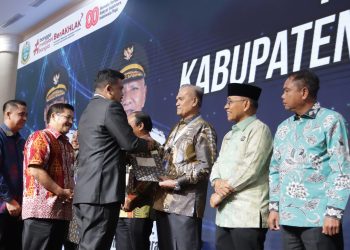 Wakil Bupati Pakpak Bharat, H. Mutsyuhito Solin, Dr, M.Pd Menerima Penyerahan Pembayaran Utang Dana Bagi Hasil (DBH) Pemerintah Provinsi