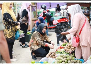 Wabup Sarapan Lontong dan Belanja di Pasar Tapanuli 
