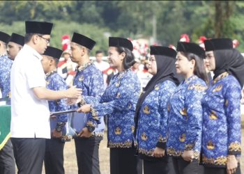 Serahkan SK PPPK, Rico Waas Tekankan Pentingnya Jadi Aparatur Profesional, Integritas dan Berorientasi Pada Pelayanan Publik