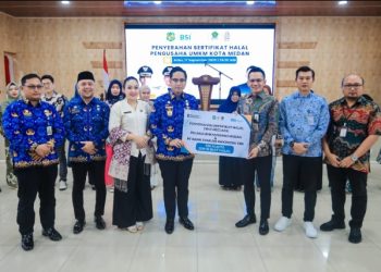 Serahkan Sertifikat Halal Untuk Pelaku UMKM, Rico Waas Harap Labelisasi Halal Jadi Tren UMKM Naik Tingkat