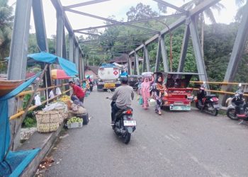 Hari Pekan, Jembatan di Kelurahan Muarasoma Menjadi Tempat Jualan dan Parkir Kendaraan