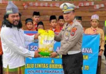Polres Pakpak Bharat Sapa dan Kunjungi Pesantren, Berbagi Sembako di Peringatan Maulid Nabi SAW