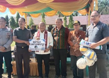 Rahmansyah Serahkan Bantuan 20 Komputer dan Lima Laptop Pelajar Saat Reses