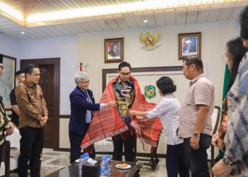 Rico Waas Disematkan Ulos Jemaat HKBP Resort Maranatha