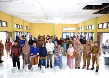 Bupati Pakpak Bharat Serahkan Bantuan Bagi Lansia Dan Penyandang Disabilitas