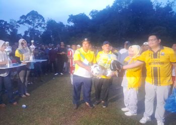 Derliana Siregar Serahkan Rencana Dukungan Liga Desa Mitra Cup Di Kecamatan Siabu