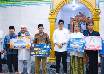 Safari Isya di Masjid Tsamaratul Iman, Rico Waas Jemput Aspirasi Masyarakat & Salurkan Bantuan