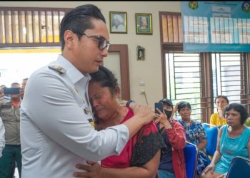 Rico Waas Serahkan Bantuan Kepada Korban Kebakaran Asia Mega Mas