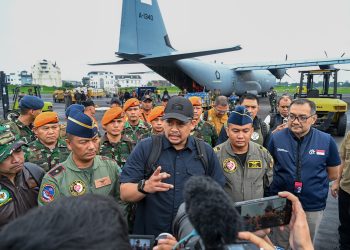 Gubernur Bobby Nasution Terbang Bawa Logistik dan Obat-obatan ke Tapteng dan Sibolga yang Masih Terisolir