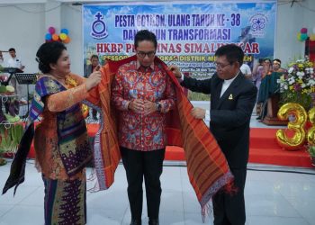 Rico Waas Disambut Antusias dan Disematkan Ulos Jemaat Gereja HKBP Perumnas Simalingkar