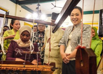Airin Rico Waas Dorong Pengrajin Tenun Songket Melayu Kembangkan Warna Alam Ramah Lingkungan