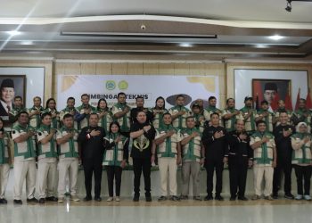 Bupati Pakpak Bharat, Franc Bernhard Tumanggor Bagikan Bibit Ke Puluhan Kelompok Tani Kabupaten Pakpak Bharat