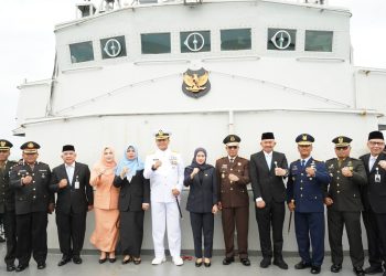 Peringati Hari Pahlawan, Pemprov Sumut dan Forkopimda Tabur Bunga di Perairan Belawan