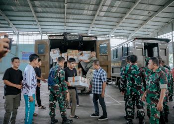 Bu Kahiyang Menyiapkan Bantuan, Pak Bobby Mendistribusikan 