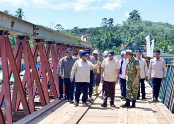 Gubernur Bobby Nasution Dampingi Presiden RI Tinjau Pembangunan Jembatan dan Pengungsi Korban Bencana di Tapsel
