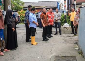 Tinjau Pinggiran Sungai Deli yang Tergerus, Zakiyuddin Harahap Minta Segera Dibangun Bronjong