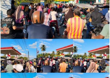 Ratusan Warga Antri Membeli BBM di SPBU 14.212.227 Sentang