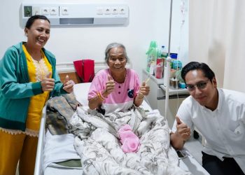 Rico Waas Jenguk Pasien Korban Banjir di RSU Hermina