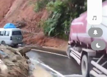 SETELAH TERJADINYA BENCANA ALAM EKSTRIM DI WILAYAH PAN TAI BARAT MANDAILING NATAL, MASYARAKAT HARAPKAN GUBE RNUR PRIORITASKAN PERBAIKAN JALAN LINTAS PANTAI BARAT MA NDAILING NATAL