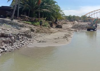 Dua Bulan Pascabencana Tapteng, Bakhtiar Sibarani Lanjutkan Penimbunan Tanah Longsor di Bantaran Sungai Aek Sirahar Barus
