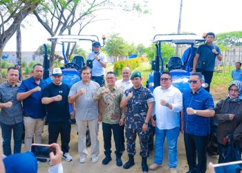 Serahkan Traktor dan Combine Harvester, Zakiyuddin Yakin Produktivitas Petani Akan Meningkat