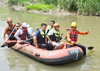 Aksi Nyata di HUT ke-18 Gerindra, Bobby Nasution Bersihkan Sungai dan Sapa Warga Aur