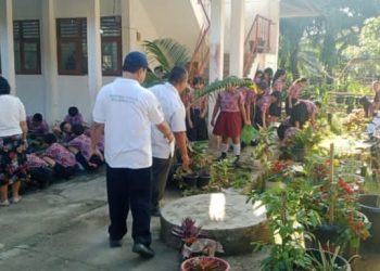 Turun ke Sekolah, Kadisdik Nias Ajak Siswa Pungut Sampah Ikuti Instruksi Presiden