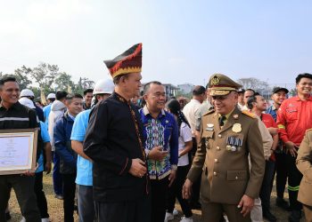 Berbusana khas Pakpak,Wakil Bupati Pakpak Bharat, H Mutsyuhito Solin, Dr, M.Pd Hadiri Apel Peringatan Bulan K3 Provinsi Sumatera Utara tahun 2026