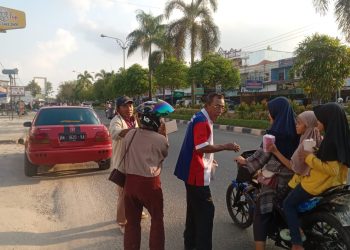 PWMOI Pelalawan Kolaborasi Polsek Pangkalan Kerinci Berbagi Takjil