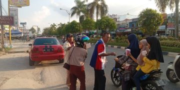 PWMOI Pelalawan Kolaborasi Polsek Pangkalan Kerinci Berbagi Takjil