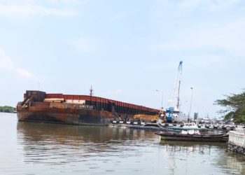 Kapal Tongkang Bongkar Barang Di Dermaga TNI AL Belawan Jadi Sorotan