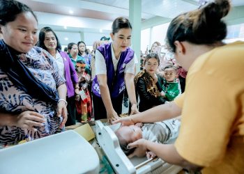 Kahiyang Ayu Pastikan Warga Tuk-Tuk Siadong Dapat Layanan Kesehatan Optimal Lewat Posyandu