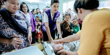 Kahiyang Ayu Pastikan Warga Tuk-Tuk Siadong Dapat Layanan Kesehatan Optimal Lewat Posyandu